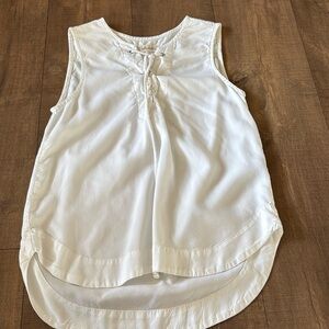 Bella Dahl sleeveless hi/low top with lace detail